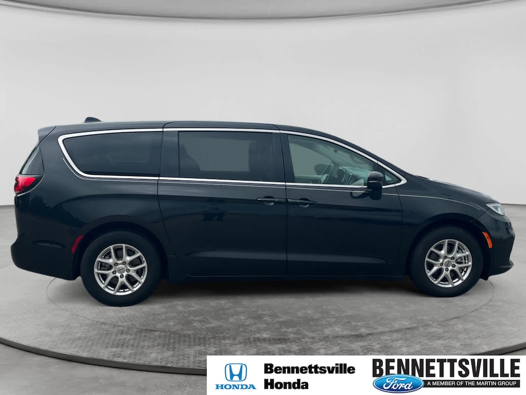 Used 2023 Chrysler Pacifica Touring L Passenger Van