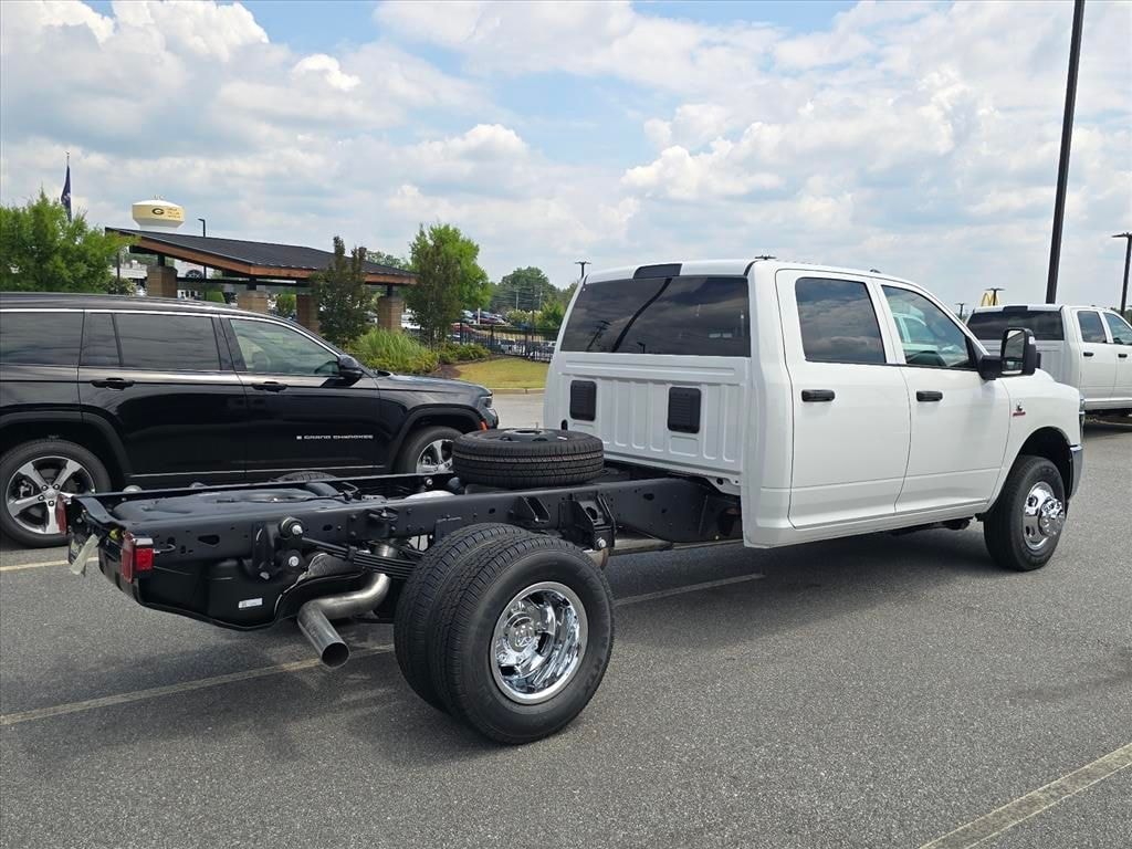 New 2026 Ram 3500 Chassis Cab TRADESMAN CREW 4X4 60' CA Pickup