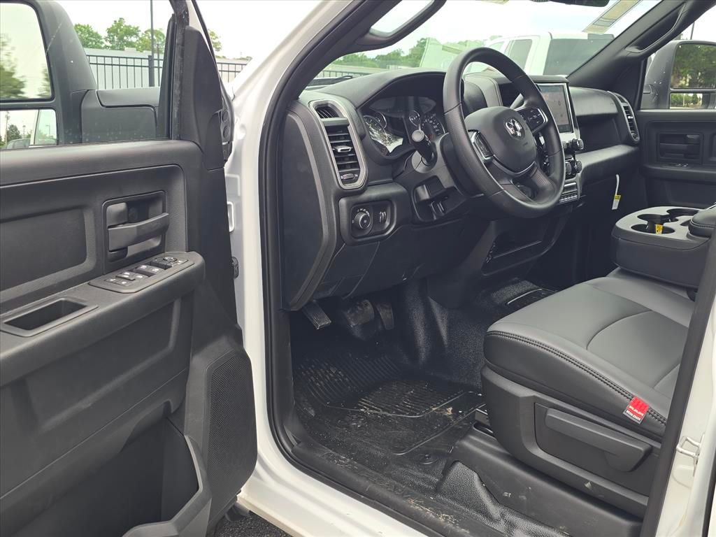 New 2026 Ram 3500 Chassis Cab TRADESMAN CREW 4X4 60' CA Pickup