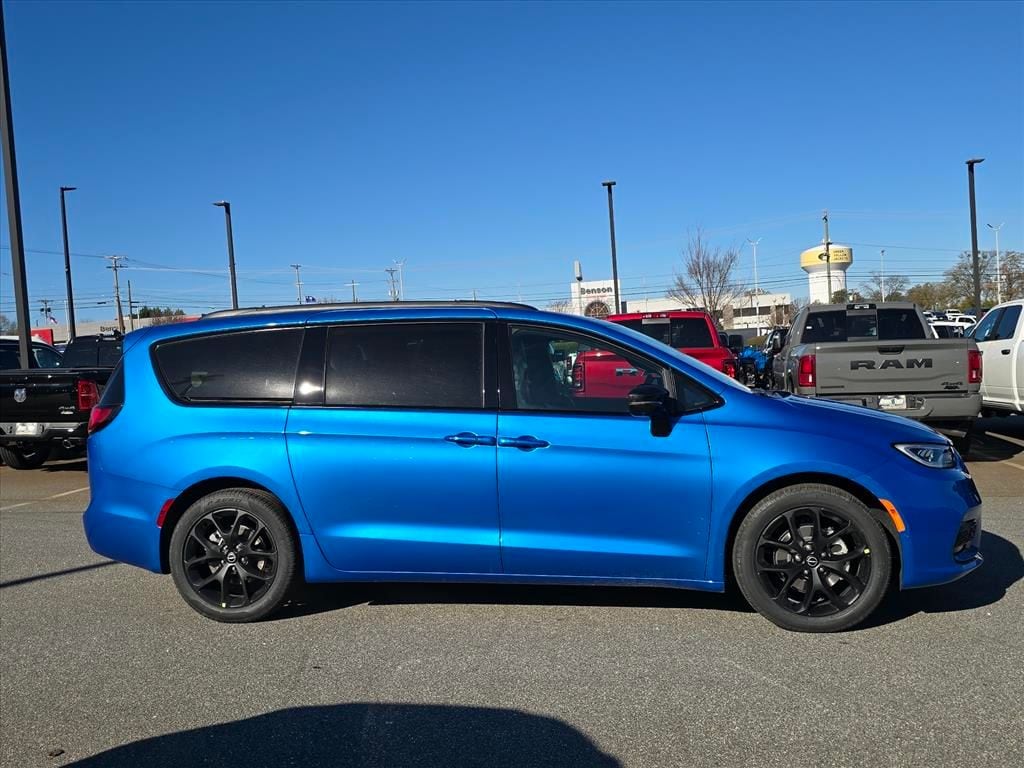 New 2026 Chrysler Pacifica SELECT Passenger Van