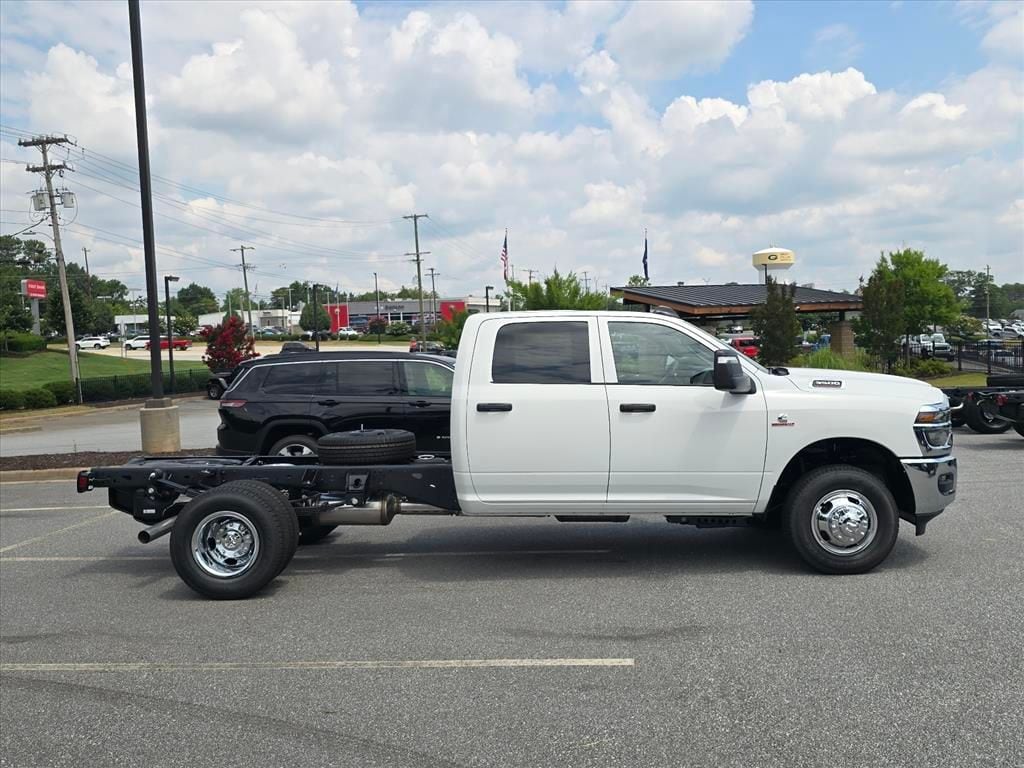 New 2026 Ram 3500 Chassis Cab TRADESMAN CREW 4X4 60' CA Pickup