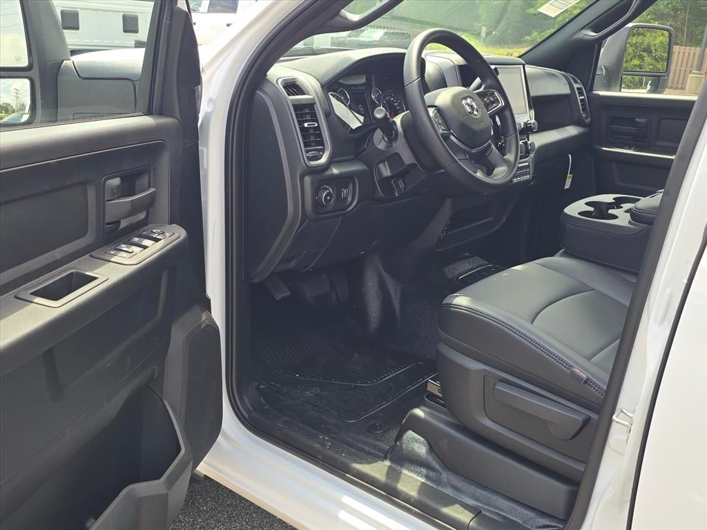 New 2026 Ram 3500 Chassis Cab TRADESMAN CREW 4X4 60' CA Pickup