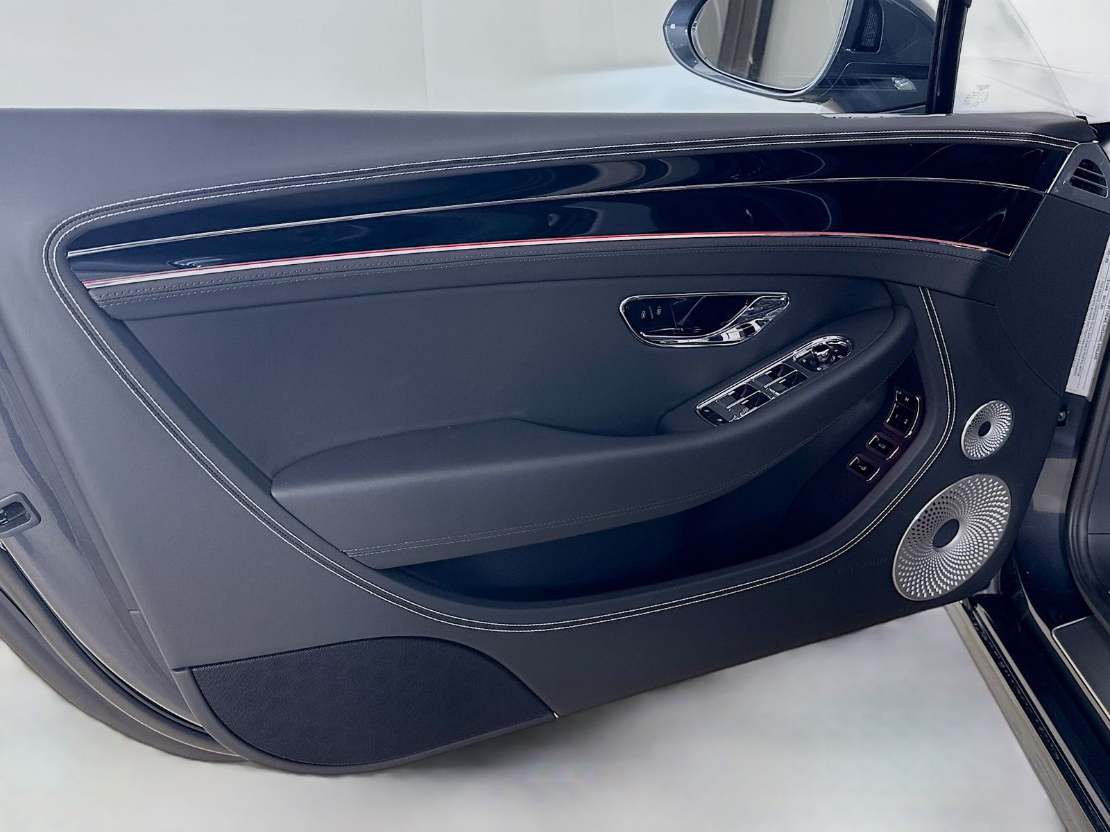2025 Bentley Continental GT Black Edition - Photo 18
