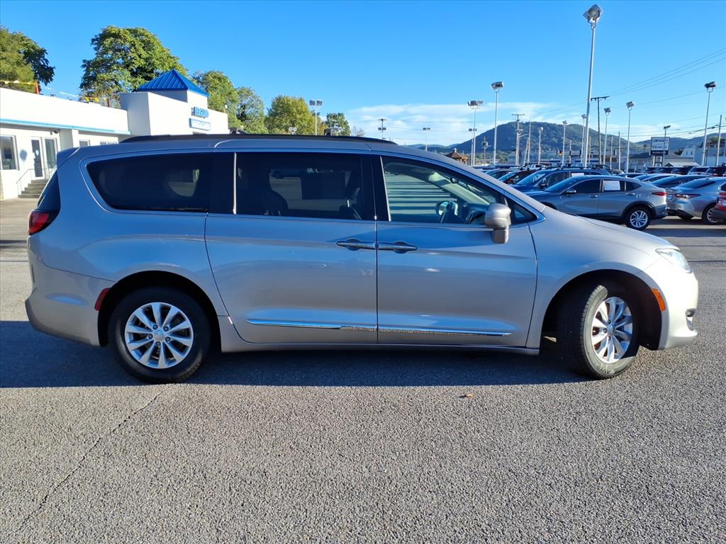 Used 2017 Chrysler Pacifica Touring-L Minivan