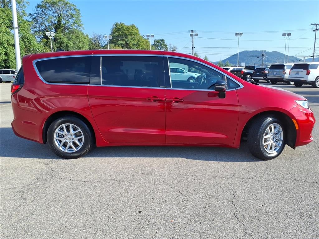 Used 2025 Chrysler Pacifica Select