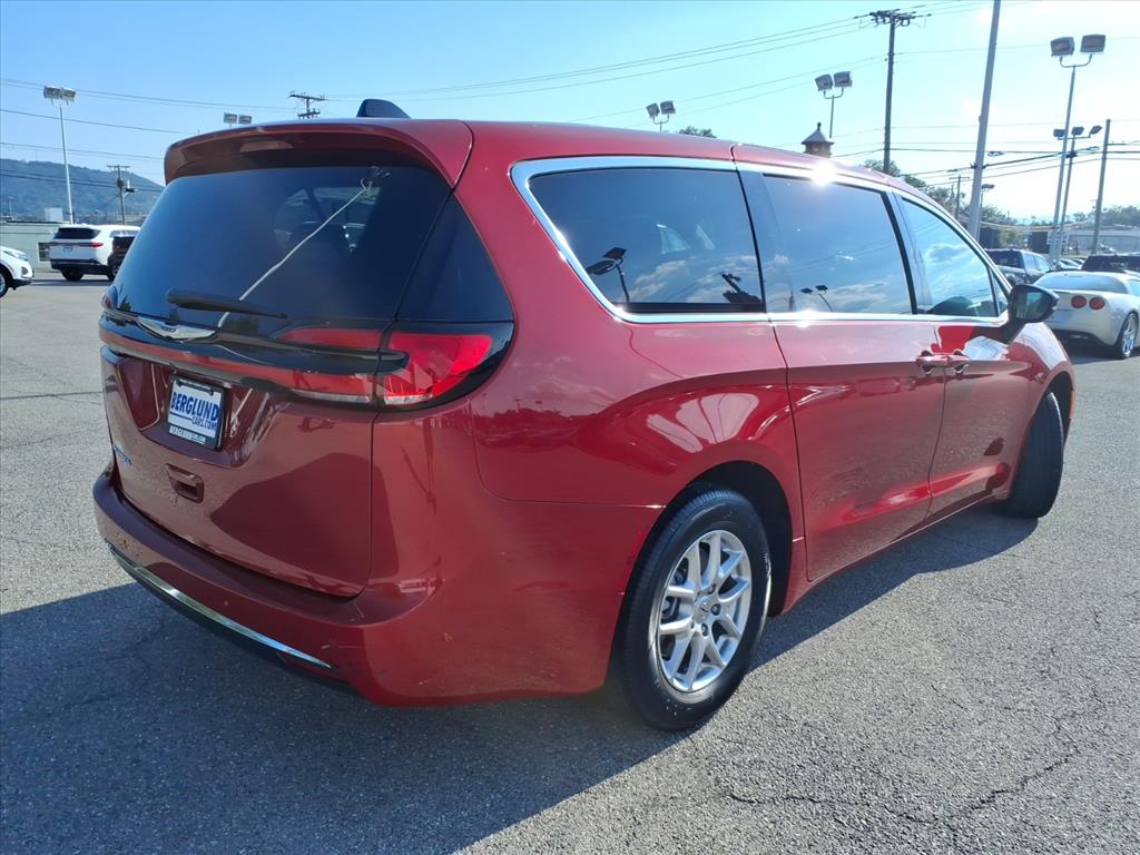 Used 2025 Chrysler Pacifica Select