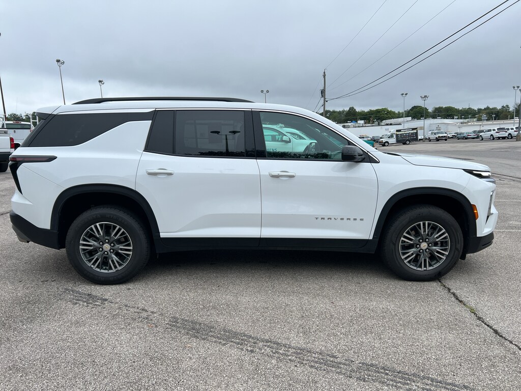 Used 2025 Chevrolet Traverse LT SUV