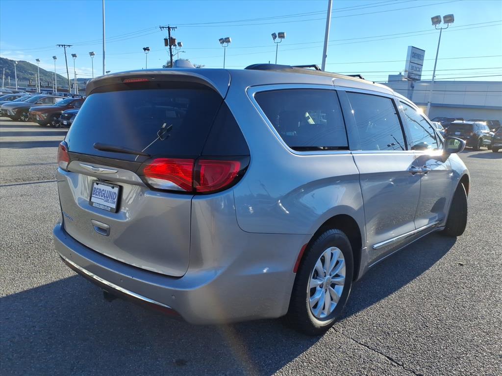 Used 2017 Chrysler Pacifica Touring-L Minivan