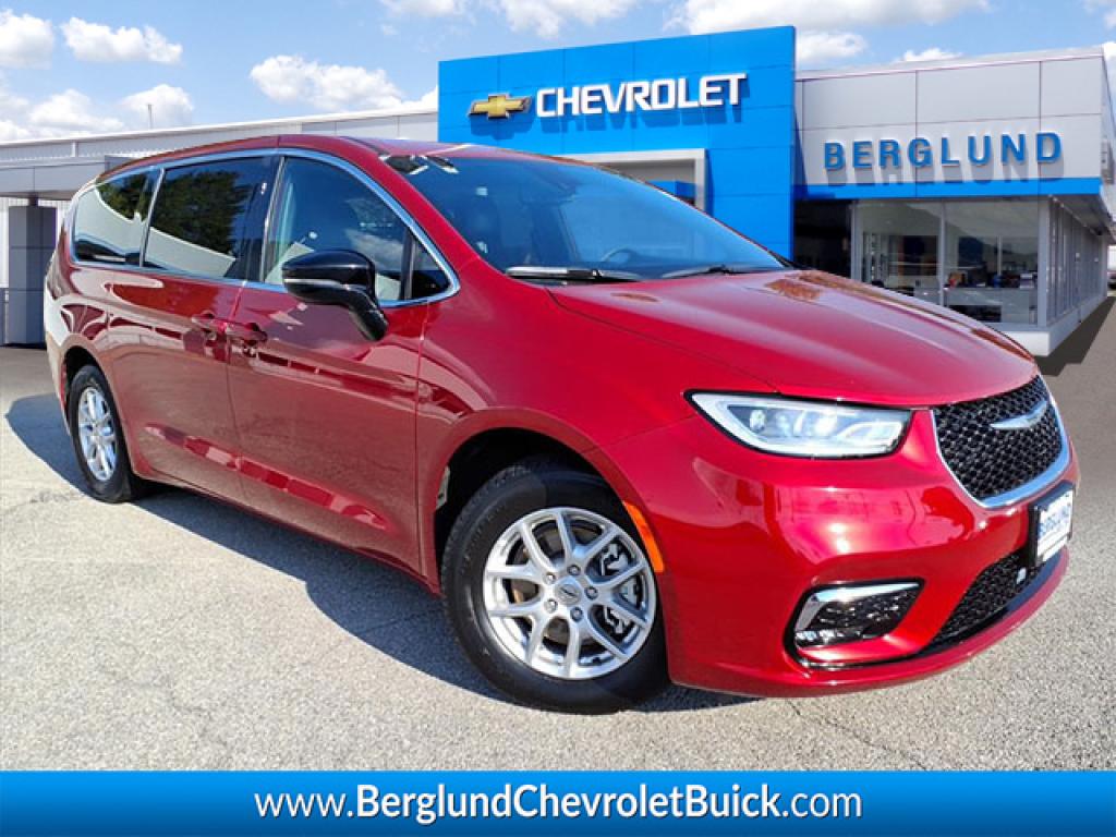 Used 2025 Chrysler Pacifica Select