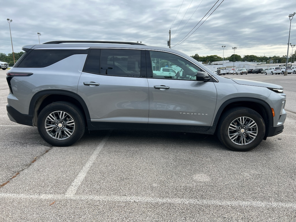 Used 2025 Chevrolet Traverse LT SUV