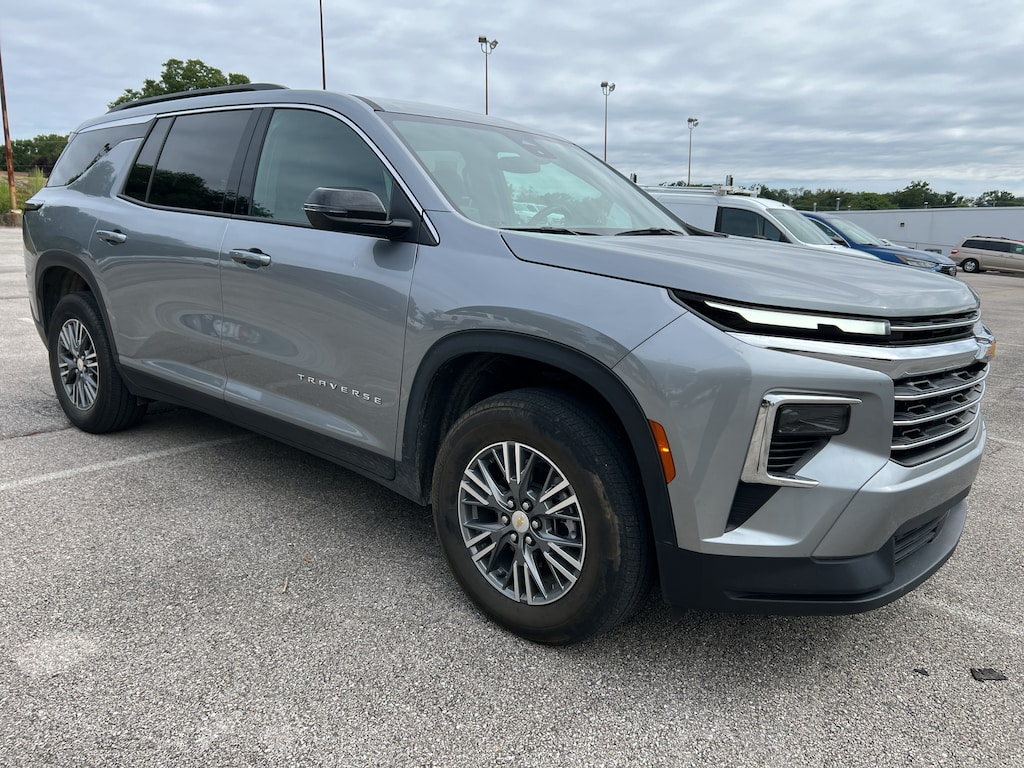 Used 2025 Chevrolet Traverse LT SUV