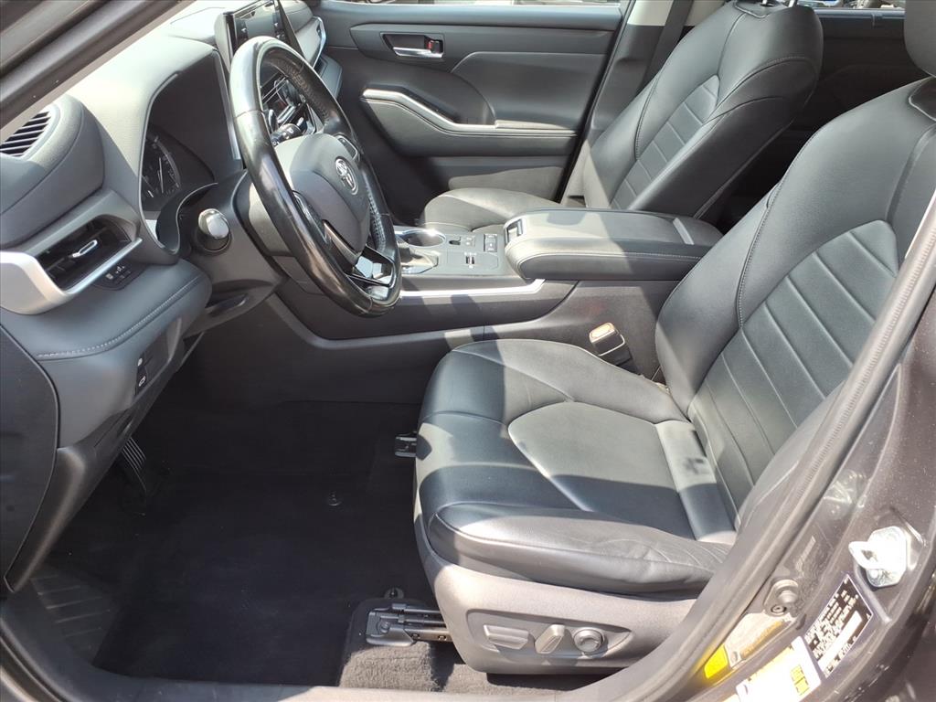 2021 Toyota Highlander XLE - Photo 12