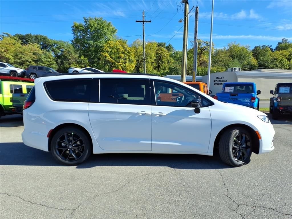 New 2026 Chrysler Pacifica Select Passenger Van