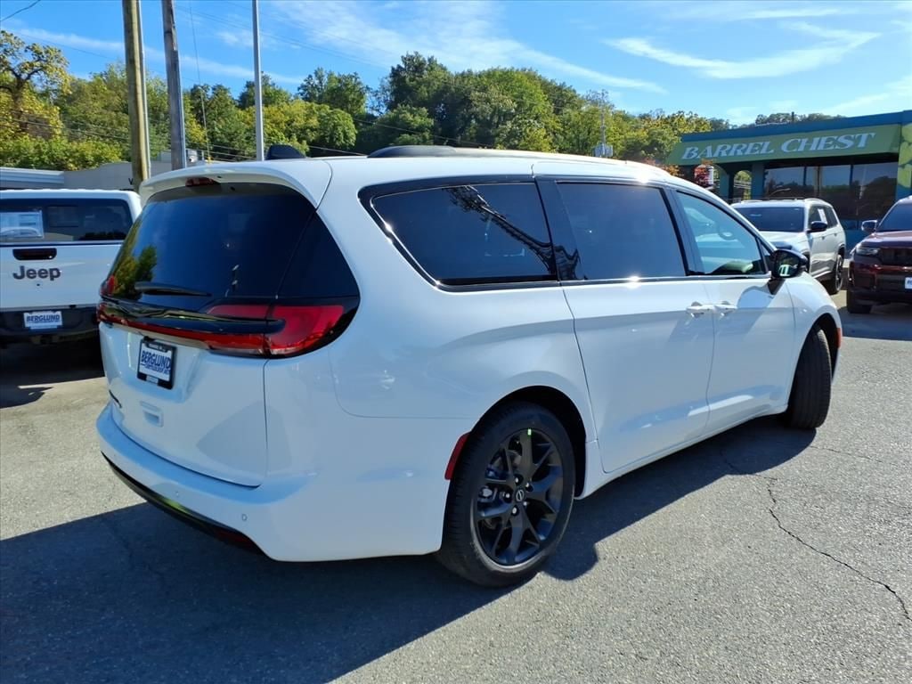 New 2026 Chrysler Pacifica Select Passenger Van