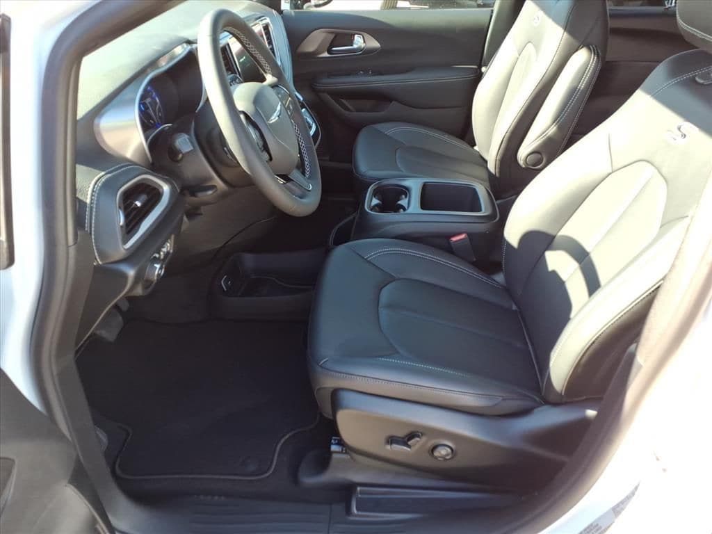 2026 Chrysler Pacifica Select - Photo 11