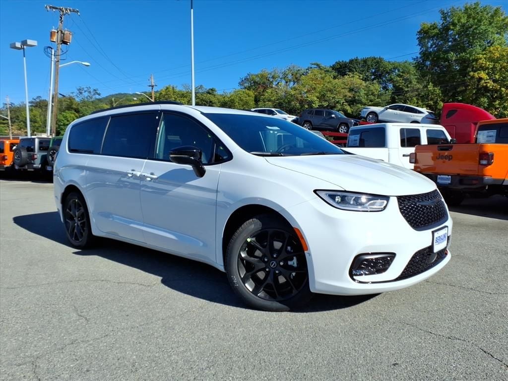 New 2026 Chrysler Pacifica Select Passenger Van
