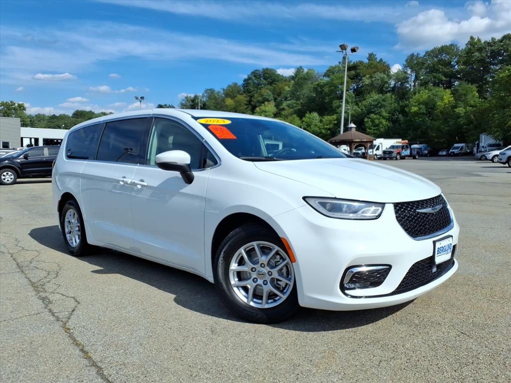 2023 Chrysler Pacifica Touring L Passenger Van
