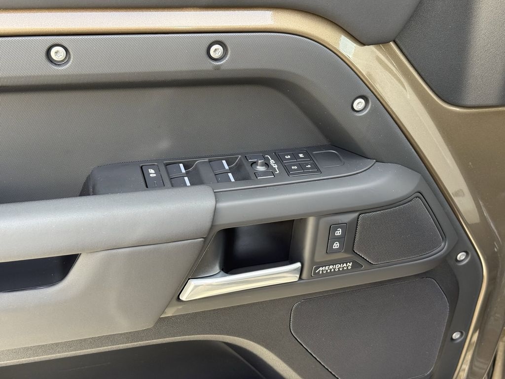 2025 Land Rover Defender X-Dynamic SE - Photo 16