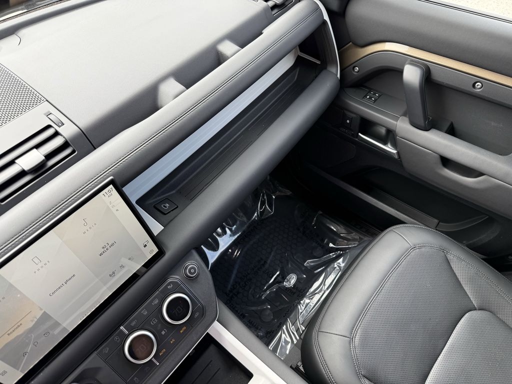 2025 Land Rover Defender X-Dynamic SE - Photo 31