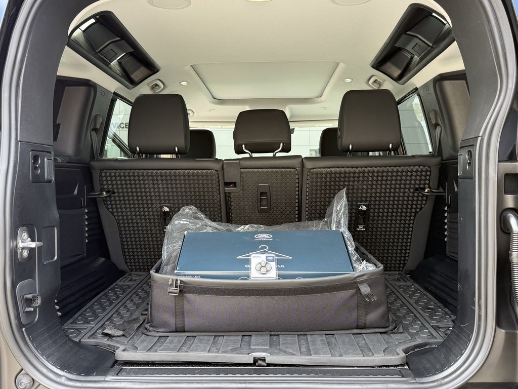 2025 Land Rover Defender X-Dynamic SE - Photo 12