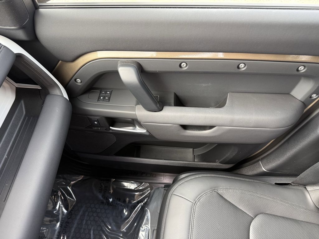 2025 Land Rover Defender X-Dynamic SE - Photo 30