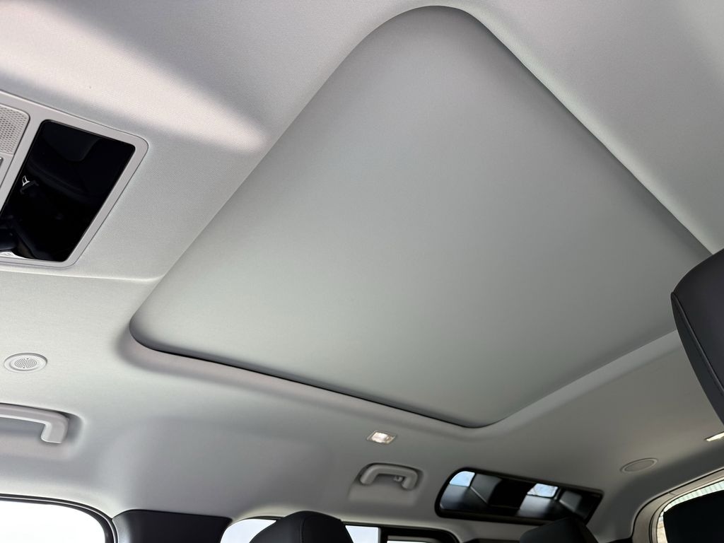 2025 Land Rover Defender X-Dynamic SE - Photo 8