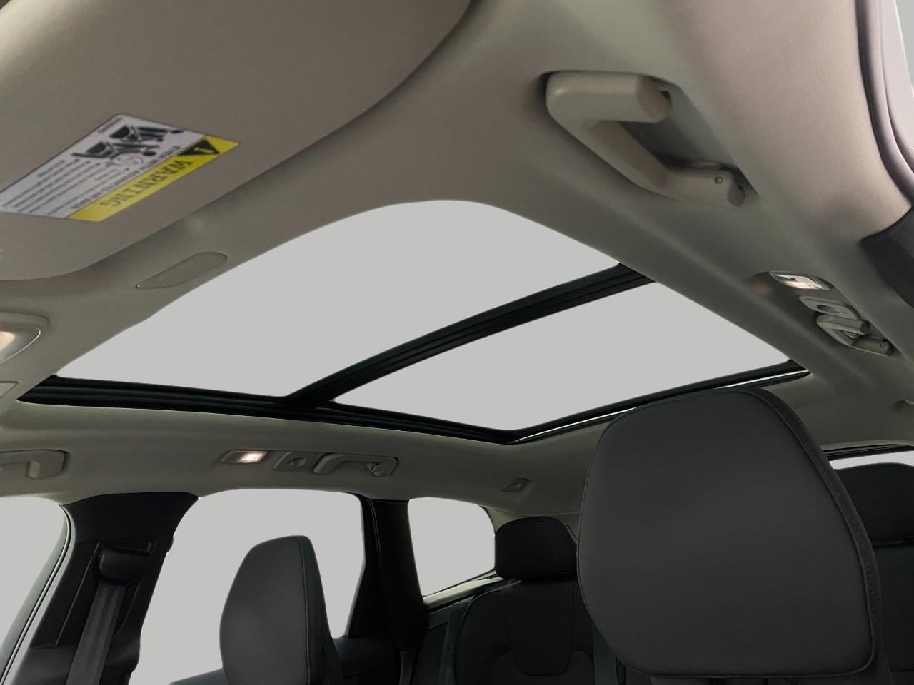 2026 Volvo XC60 Plus - Photo 32