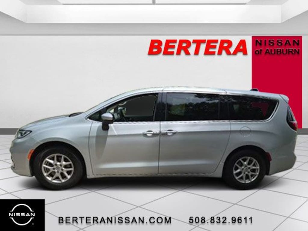 Used 2023 Chrysler Pacifica Touring L Minivan/Van