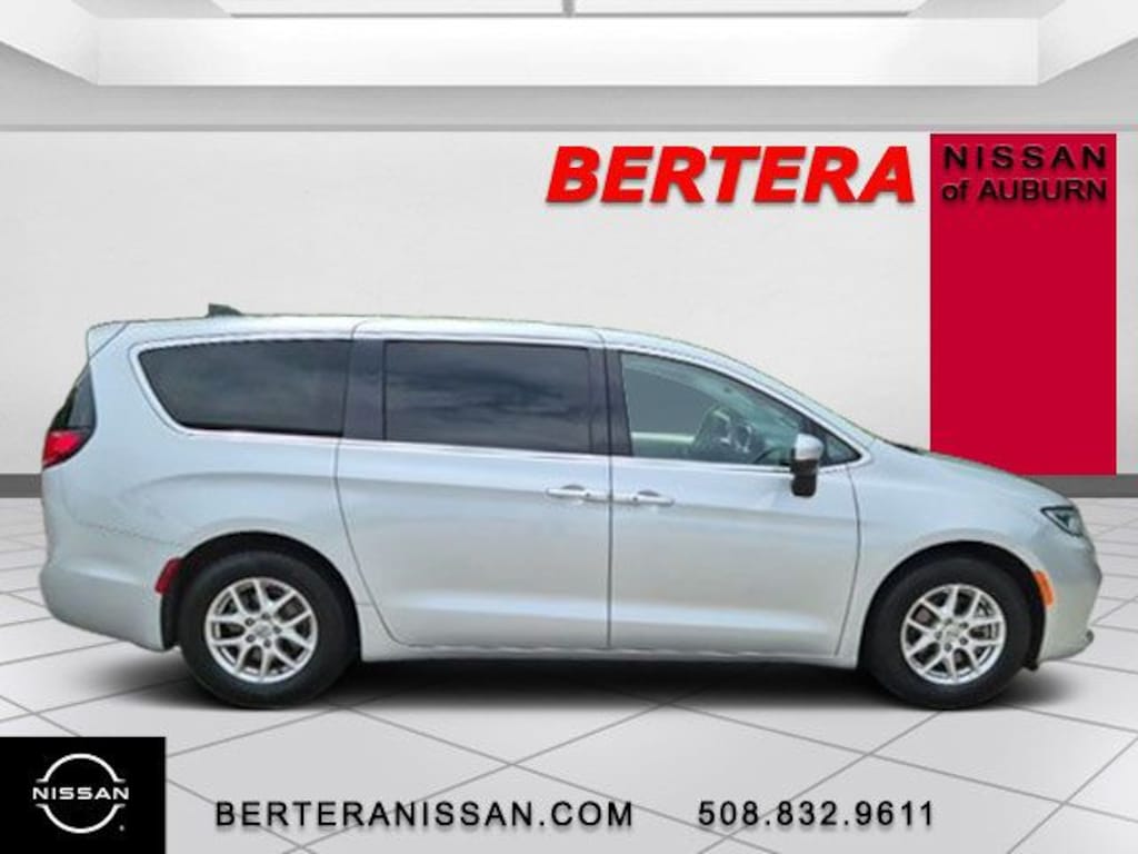 Used 2023 Chrysler Pacifica Touring L Minivan/Van