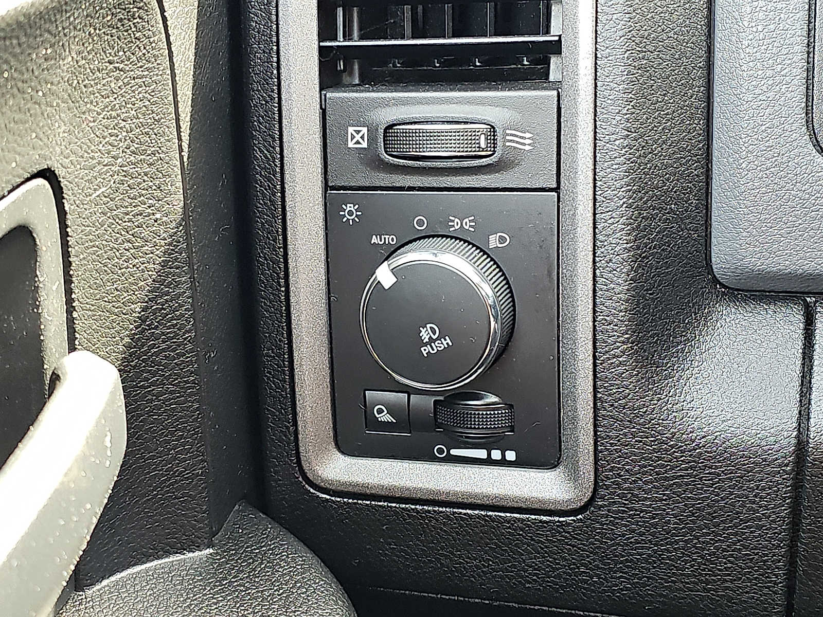 2019 RAM Ram 1500 Classic Express - Photo 24