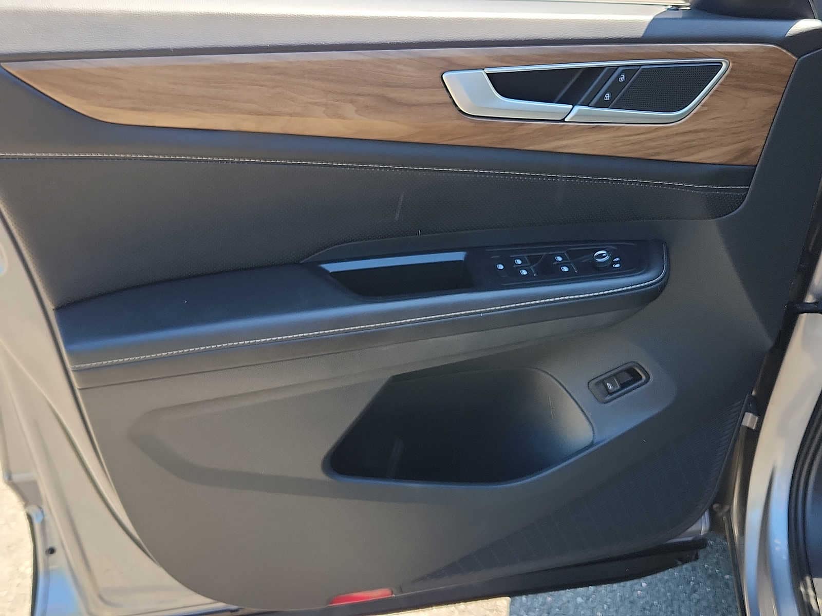 2025 Volkswagen Atlas SE w/Tech - Photo 12
