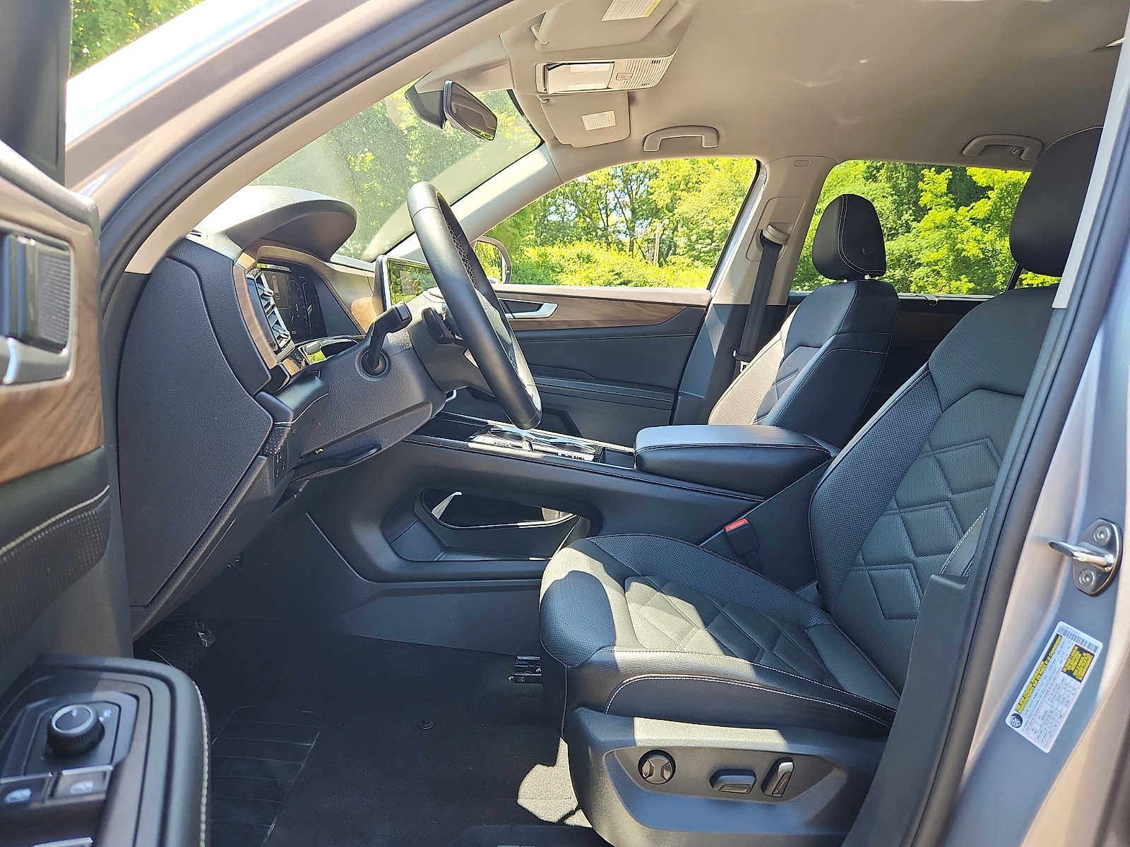2025 Volkswagen Atlas SE w/Tech - Photo 13