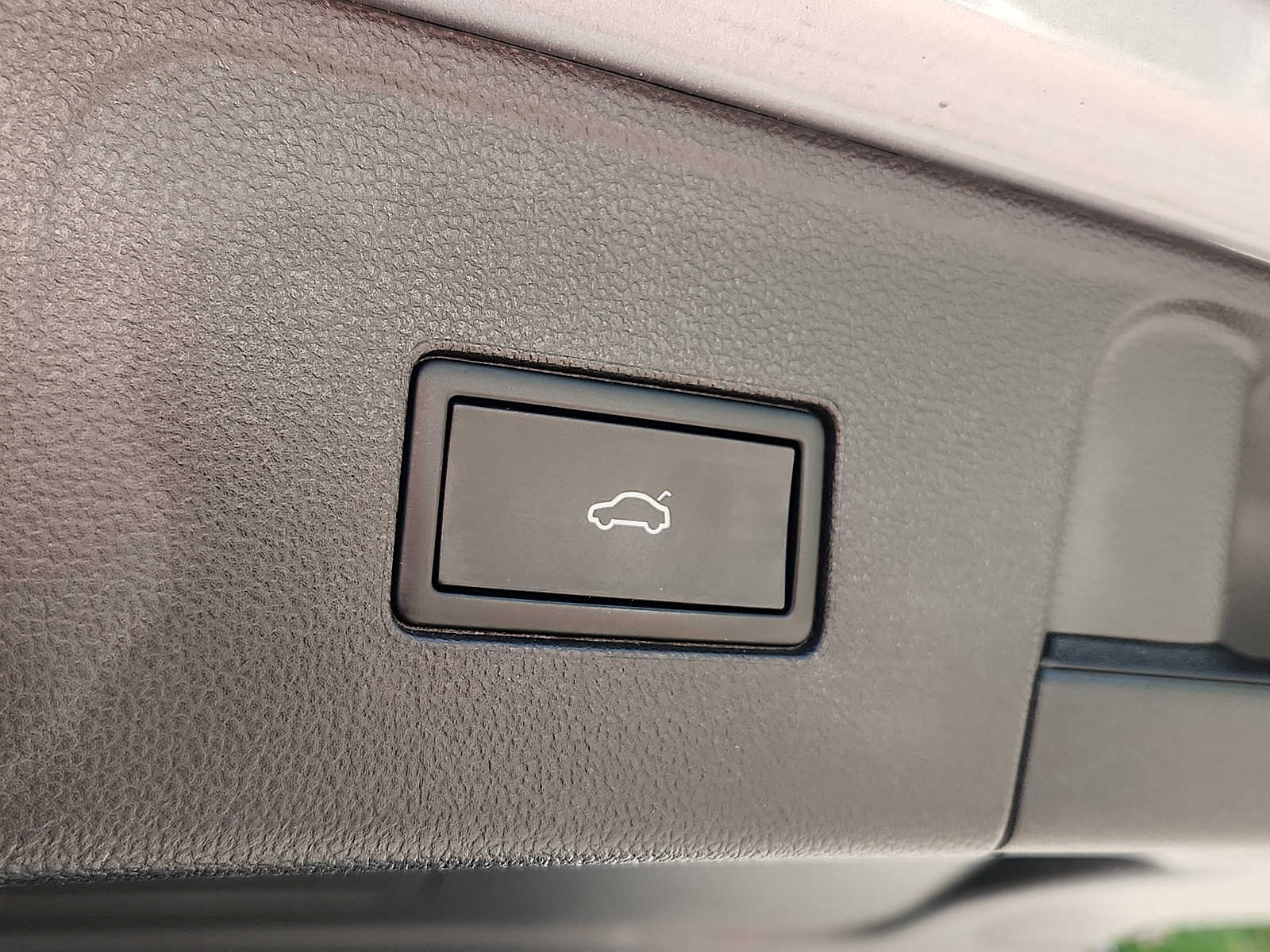 2025 Volkswagen Atlas SE w/Tech - Photo 28
