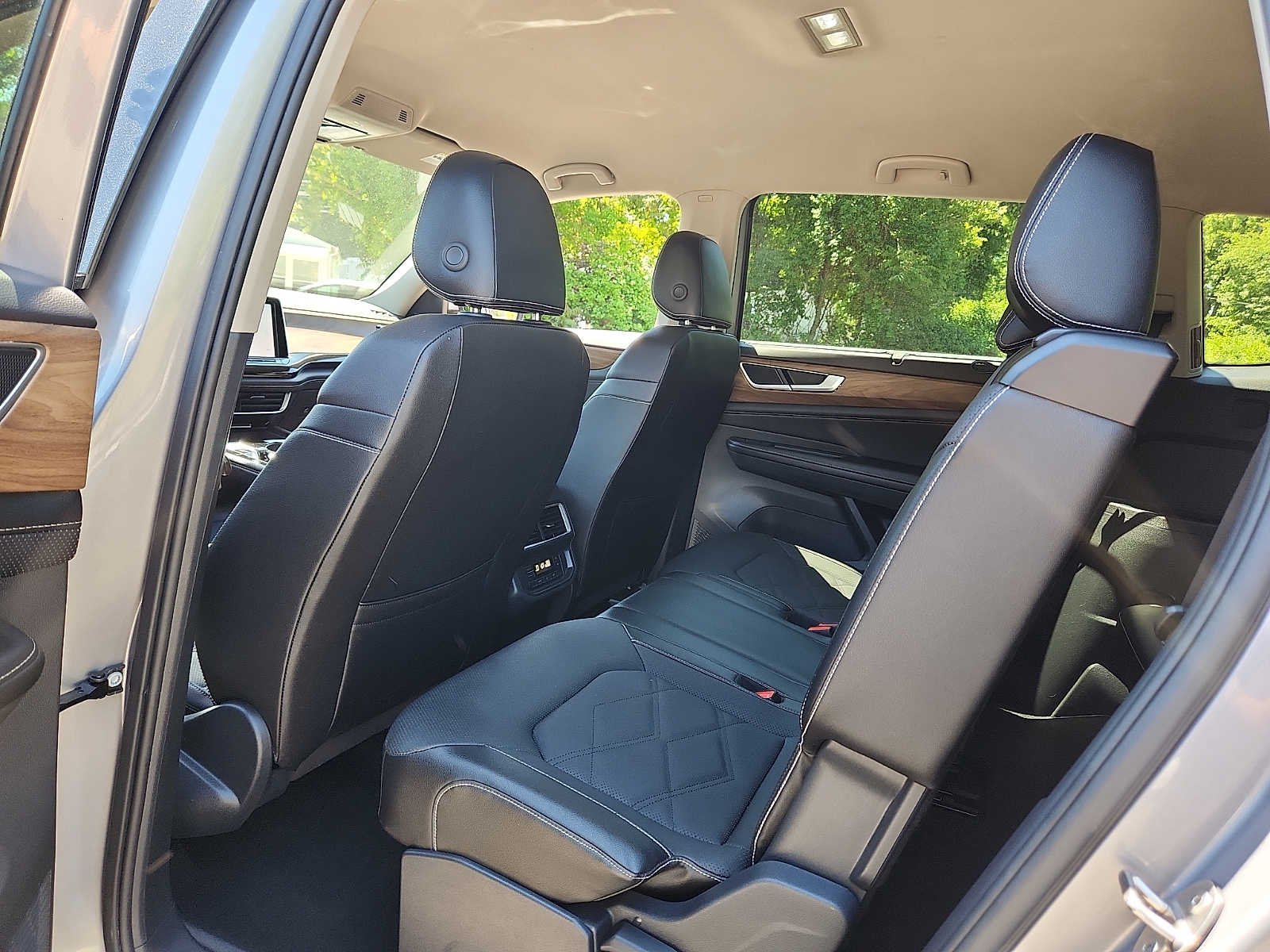 2025 Volkswagen Atlas SE w/Tech - Photo 10