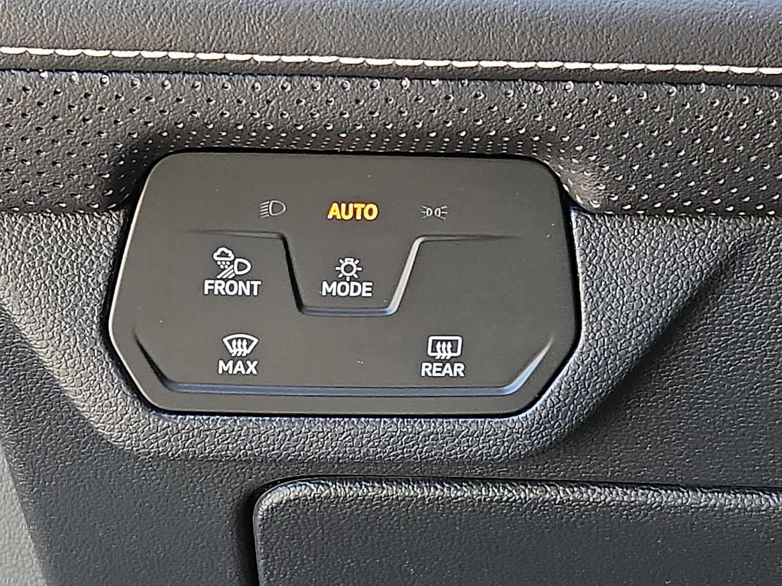 2025 Volkswagen Atlas SE w/Tech - Photo 23