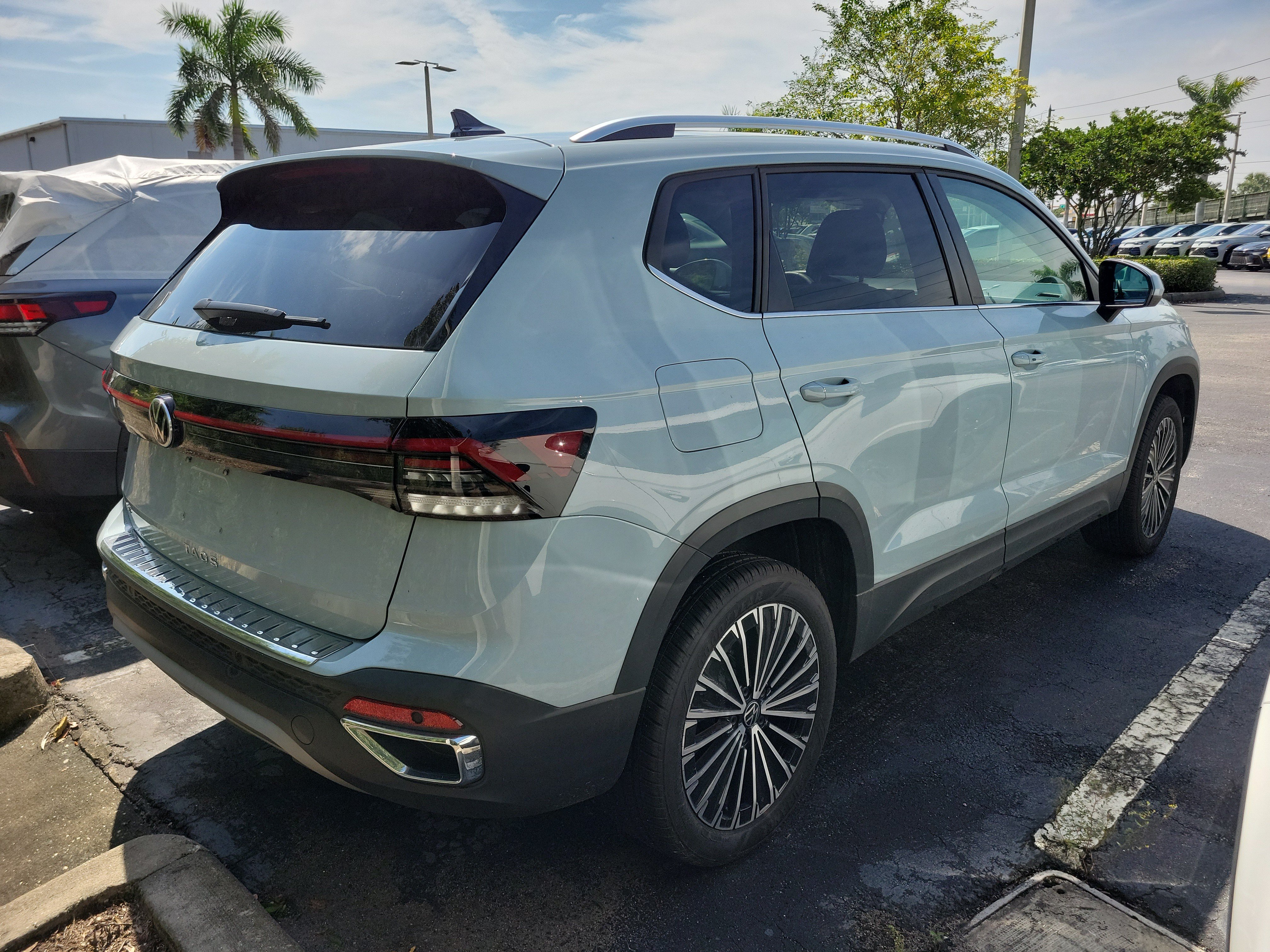 Used 2025 Volkswagen Taos SE SE FWD