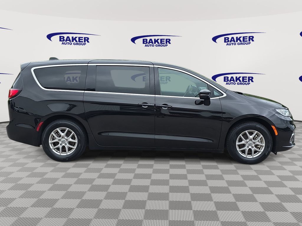 Used 2025 Chrysler Pacifica Select Minivan/Van