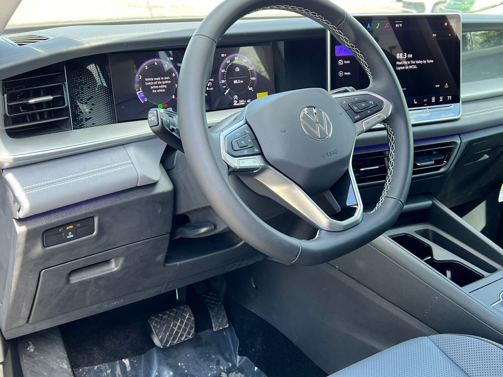 2025 Volkswagen Tiguan SE - Photo 13