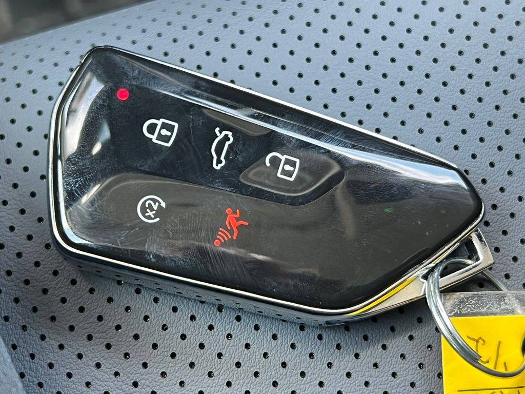 2025 Volkswagen Tiguan SE - Photo 26