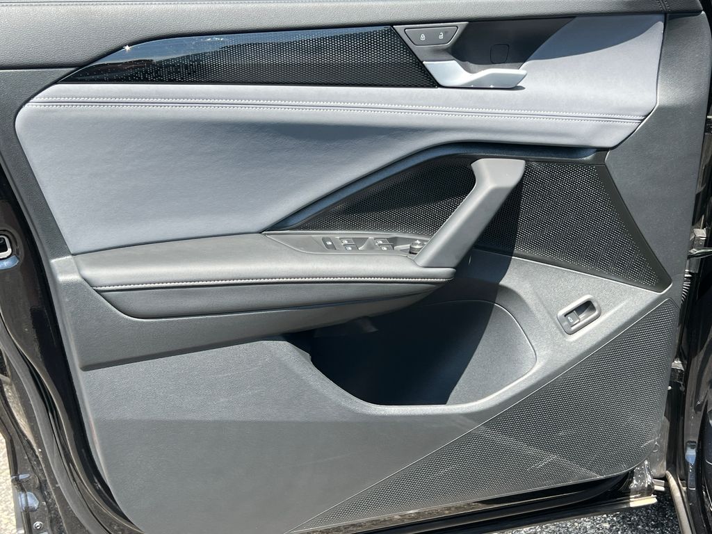 2025 Volkswagen Tiguan SE - Photo 13