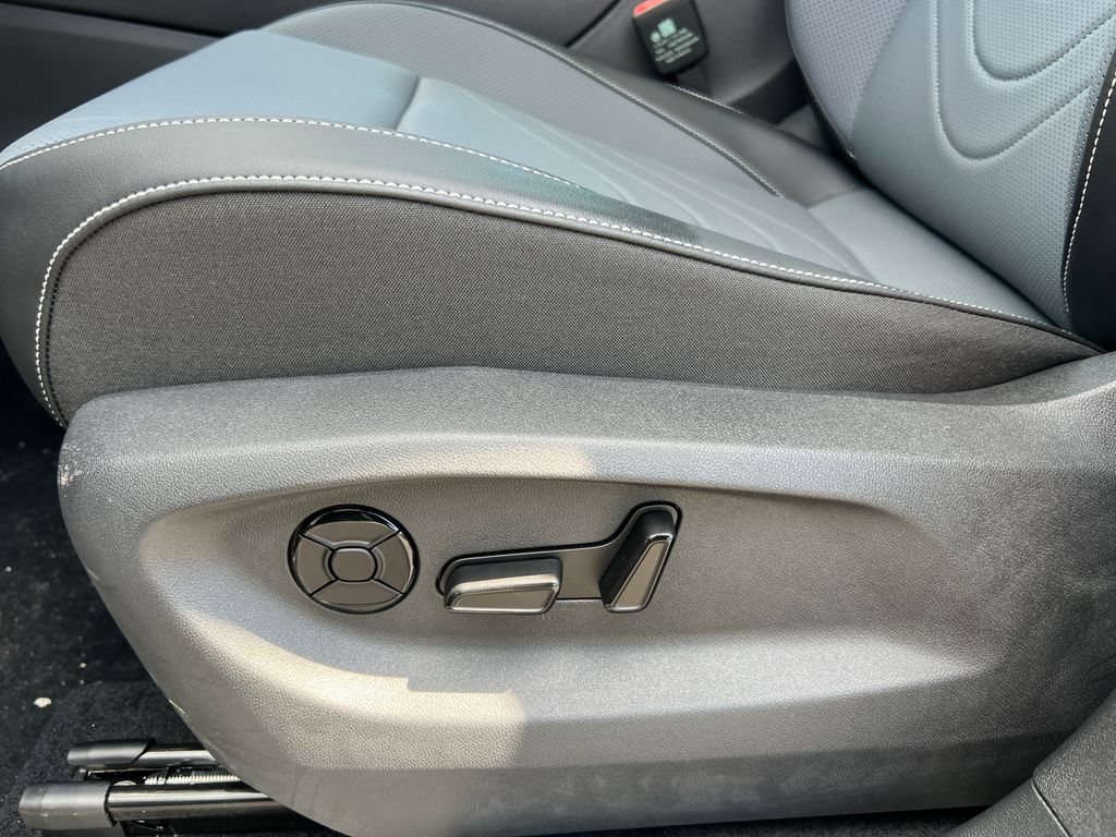 2025 Volkswagen Tiguan SE - Photo 10