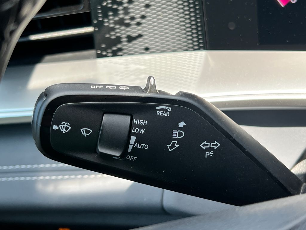 2025 Volkswagen Tiguan SE - Photo 18