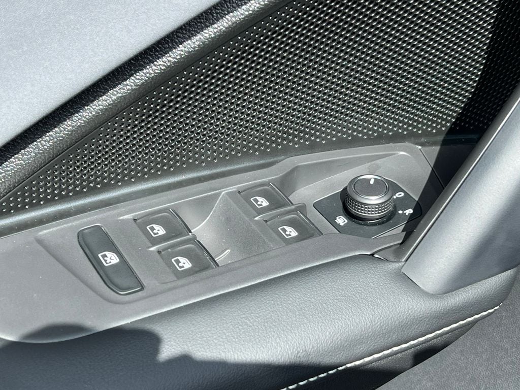 2025 Volkswagen Tiguan SE - Photo 12