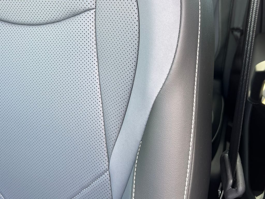 2025 Volkswagen Tiguan SE - Photo 10