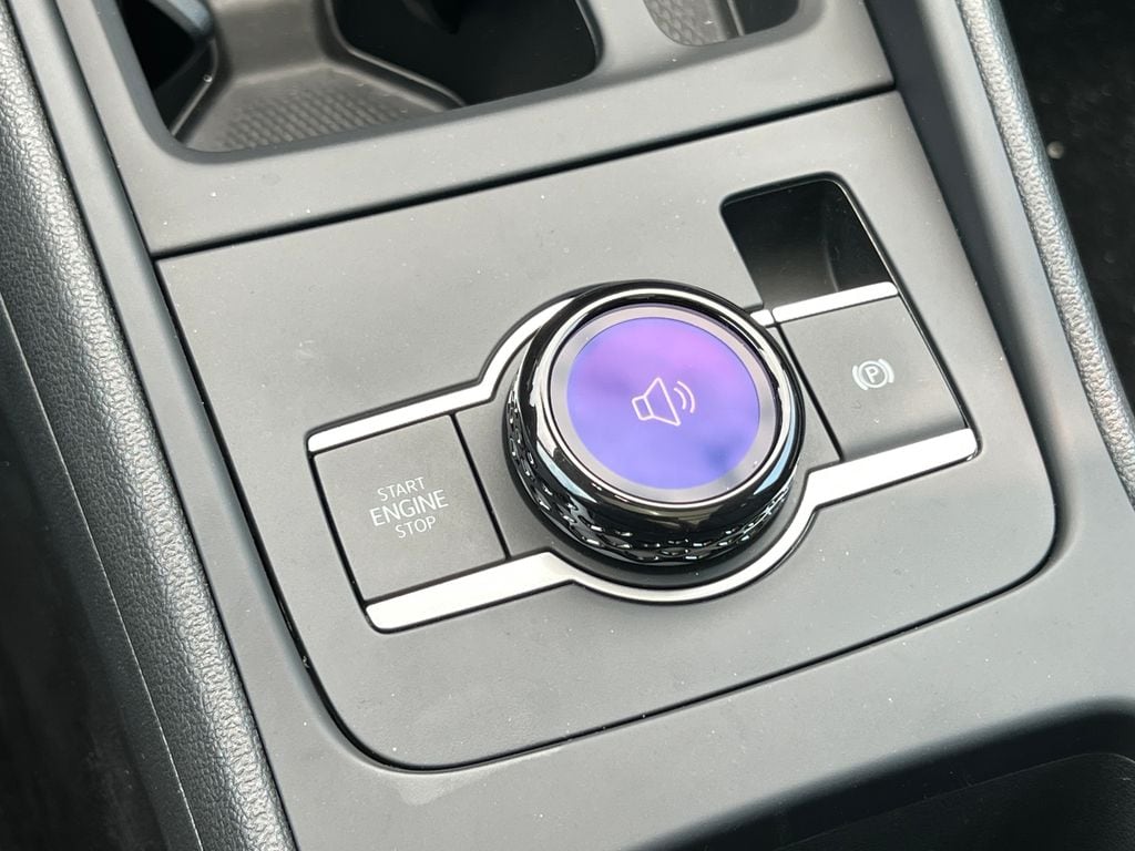 2025 Volkswagen Tiguan SE - Photo 25