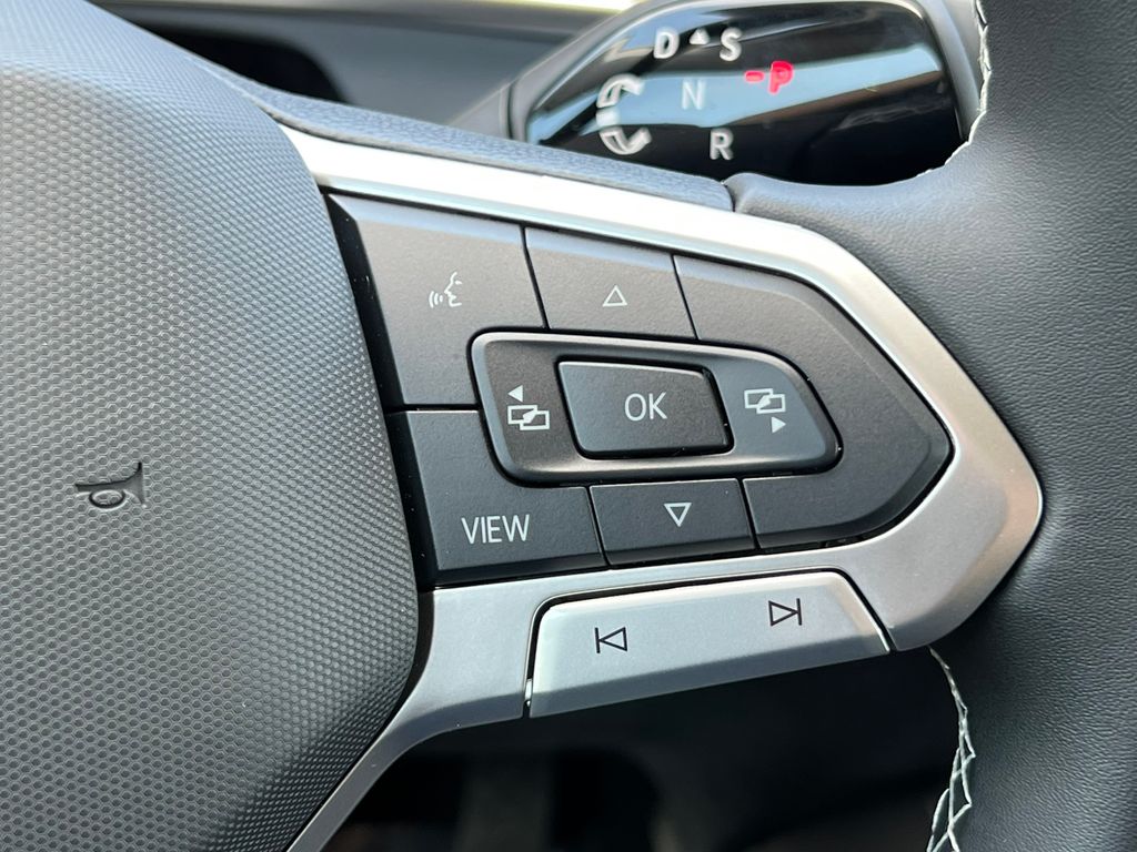 2025 Volkswagen Tiguan SE - Photo 17