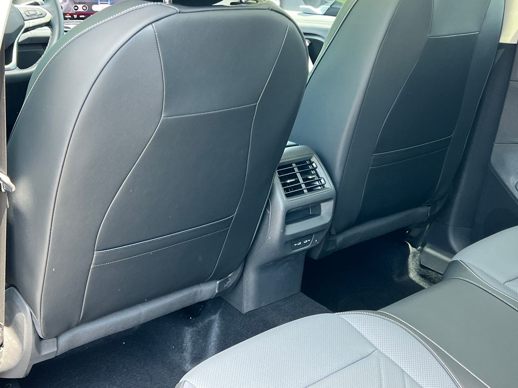 2025 Volkswagen Tiguan SE - Photo 32