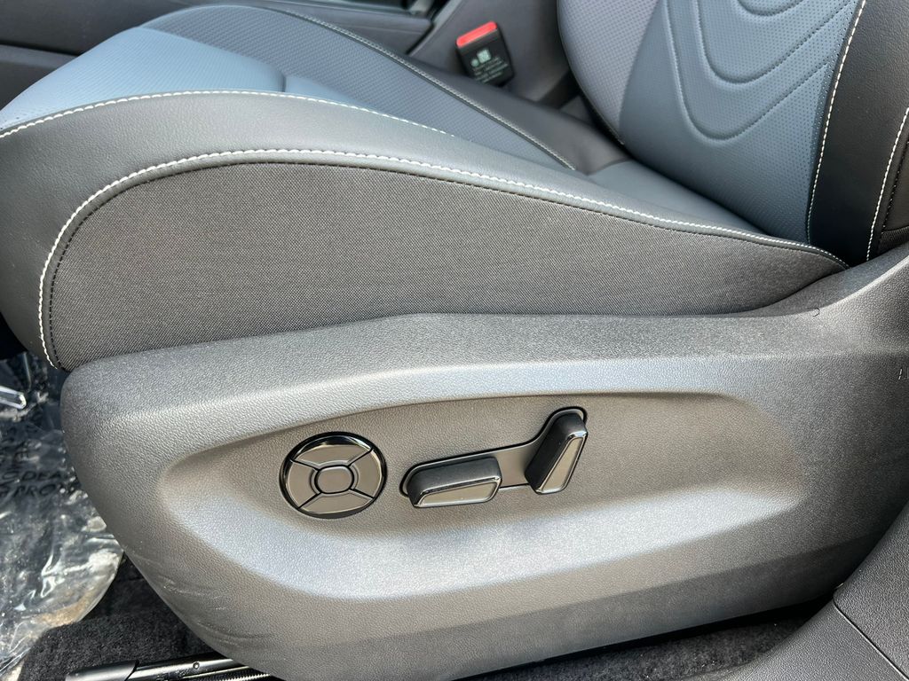 2025 Volkswagen Tiguan SE - Photo 8