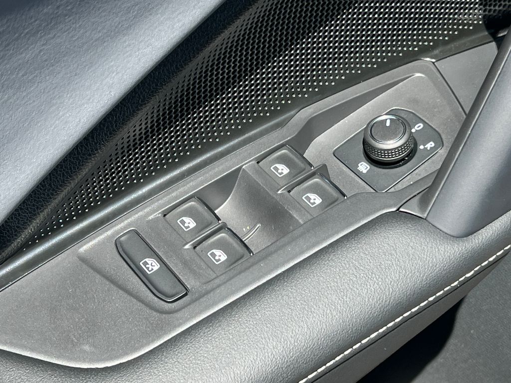 2025 Volkswagen Tiguan SE - Photo 14