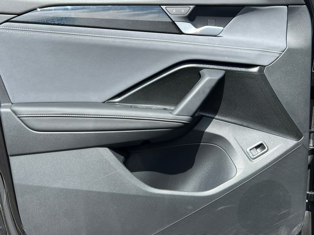 2025 Volkswagen Tiguan SE - Photo 11